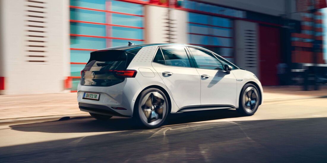 in0021-vw-id3-heckansicht-waehrend-fahrt