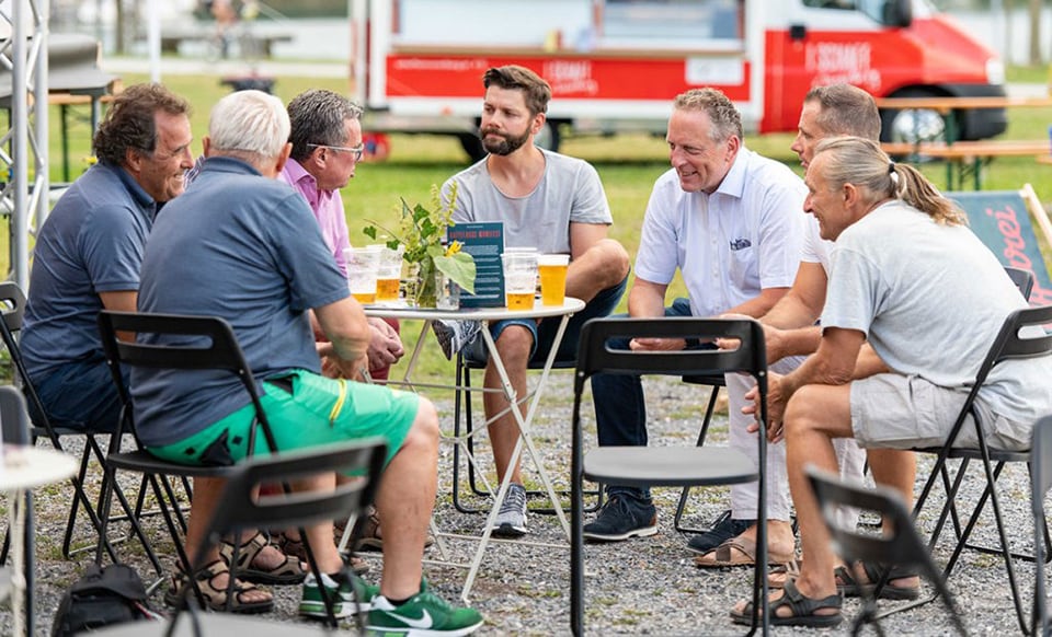 Gemütliches Zusammensitzen und Austauschen mit AK-Präsident Hubert Hämmerle.