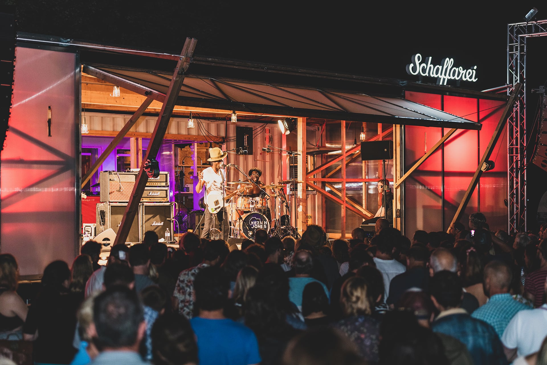 Blick auf die Bühne beim Konzert von Keziah Jones.