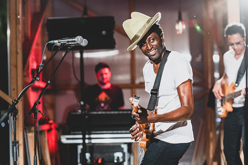 Keziah Jones live auf der Bühne beim Schafferei Festival der AK Vorarlberg.