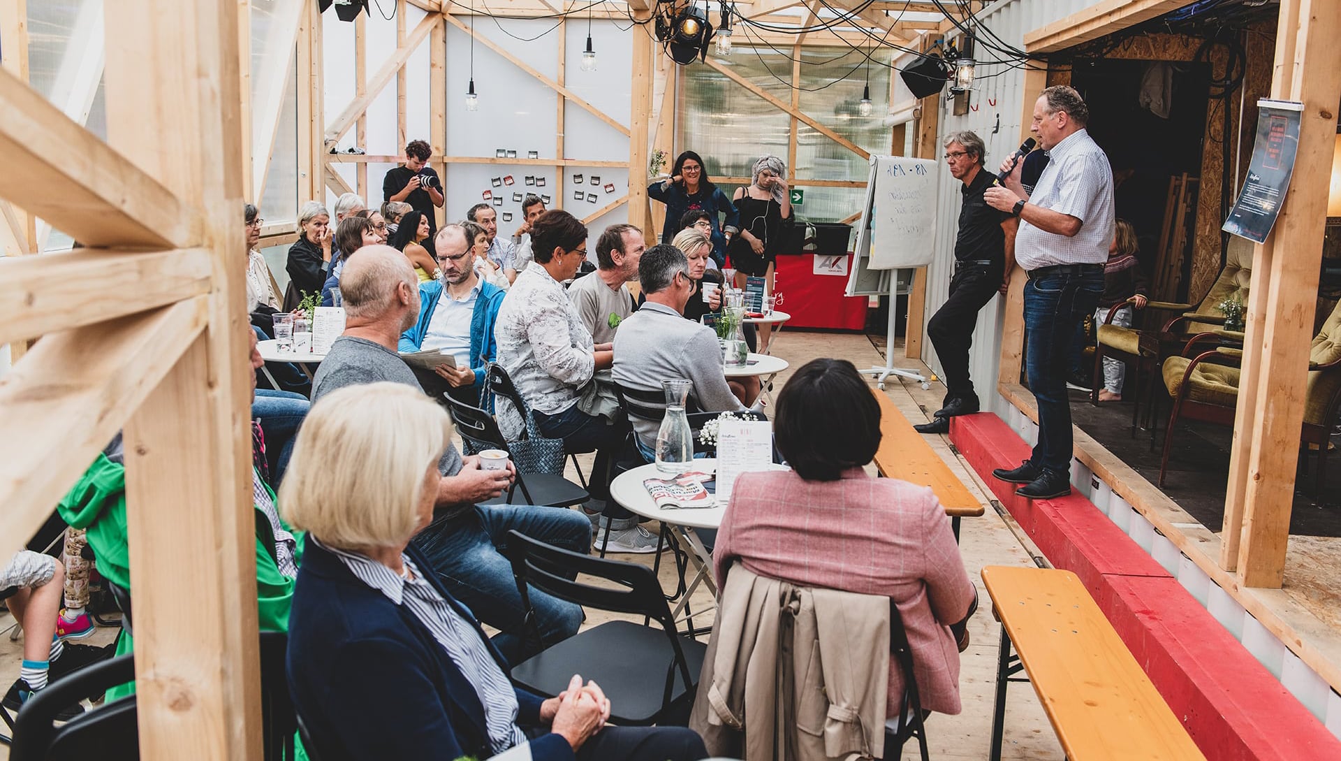 AK Präsident Hubert Hämmerle spricht zum interessierten Publikum im mobilen Schaffarei Gebäude.